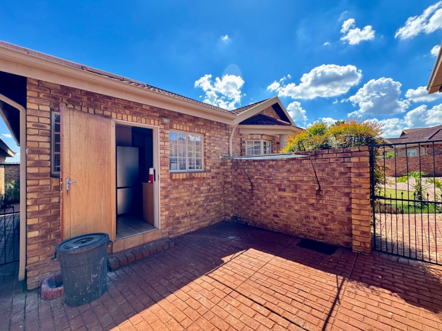 3 Bedroom Property for Sale in Die Hoewes Gauteng