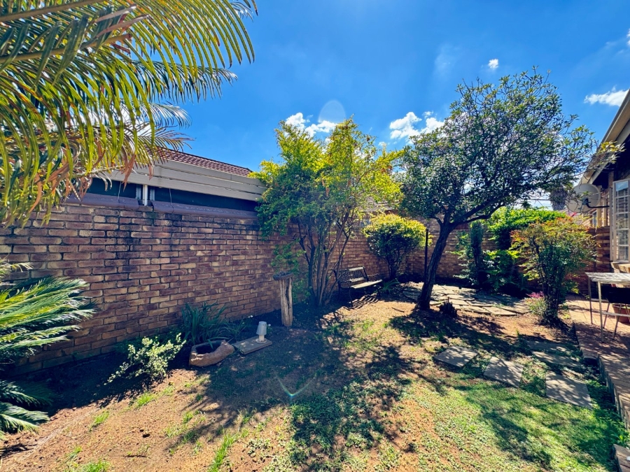 3 Bedroom Property for Sale in Die Hoewes Gauteng