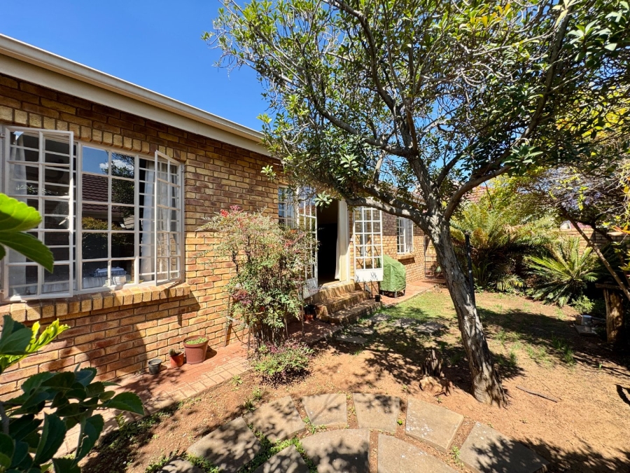 3 Bedroom Property for Sale in Die Hoewes Gauteng