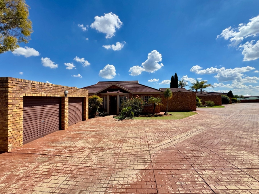 3 Bedroom Property for Sale in Die Hoewes Gauteng