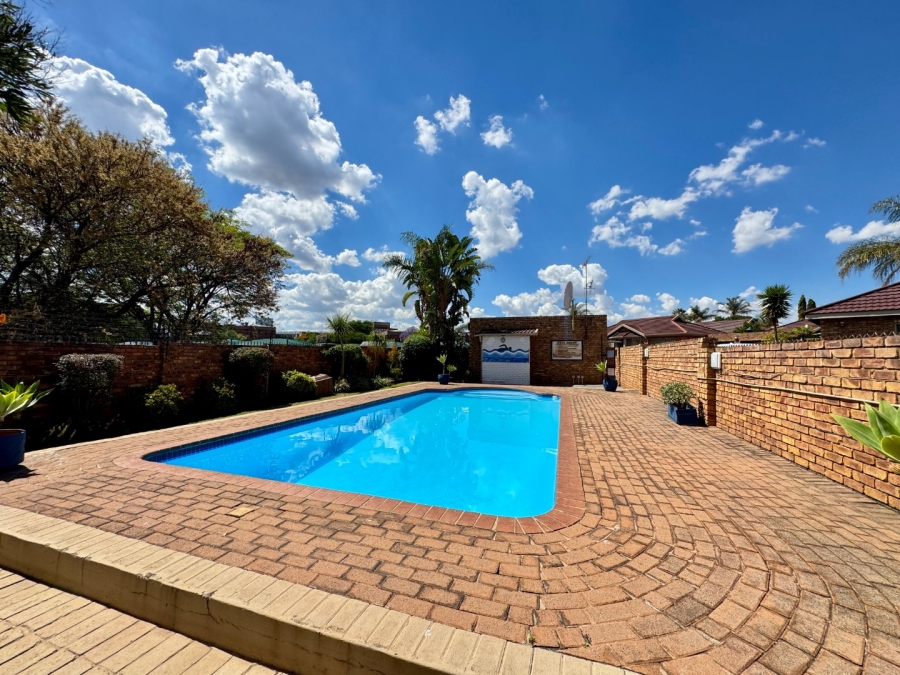 3 Bedroom Property for Sale in Die Hoewes Gauteng