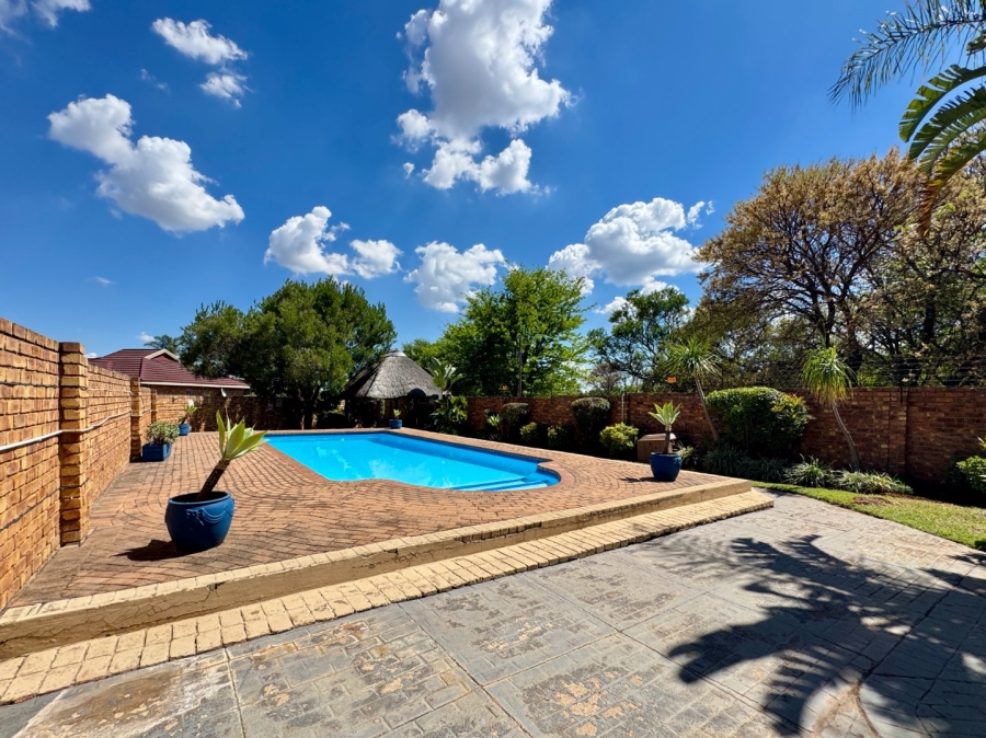 3 Bedroom Property for Sale in Die Hoewes Gauteng
