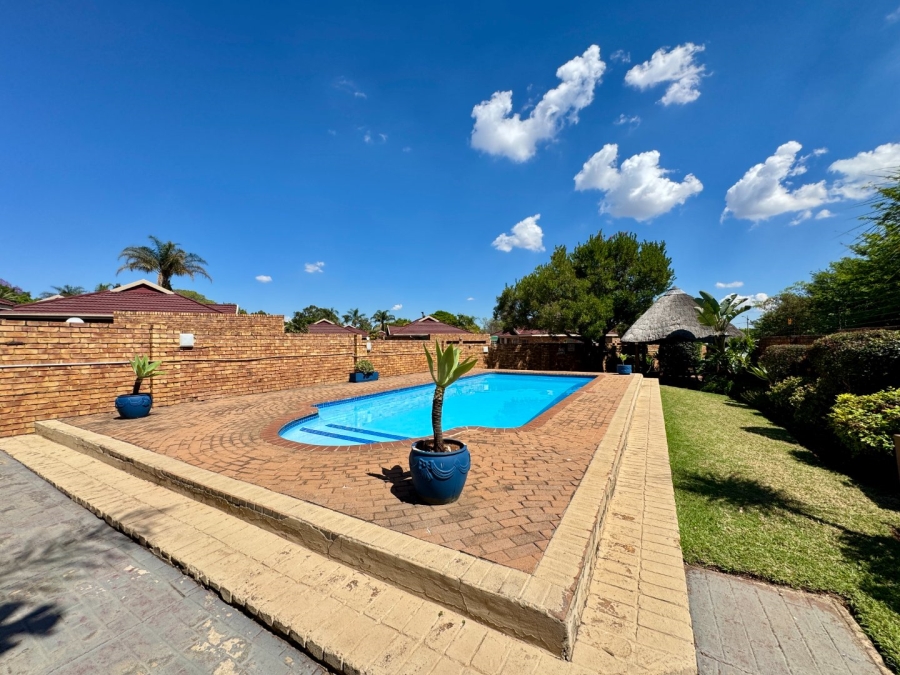 3 Bedroom Property for Sale in Die Hoewes Gauteng