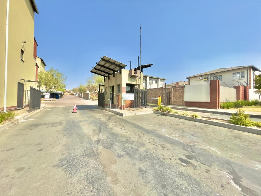 To Let 2 Bedroom Property for Rent in Noordwyk Gauteng