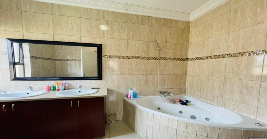 4 Bedroom Property for Sale in Crescent Wood Country Estate Gauteng