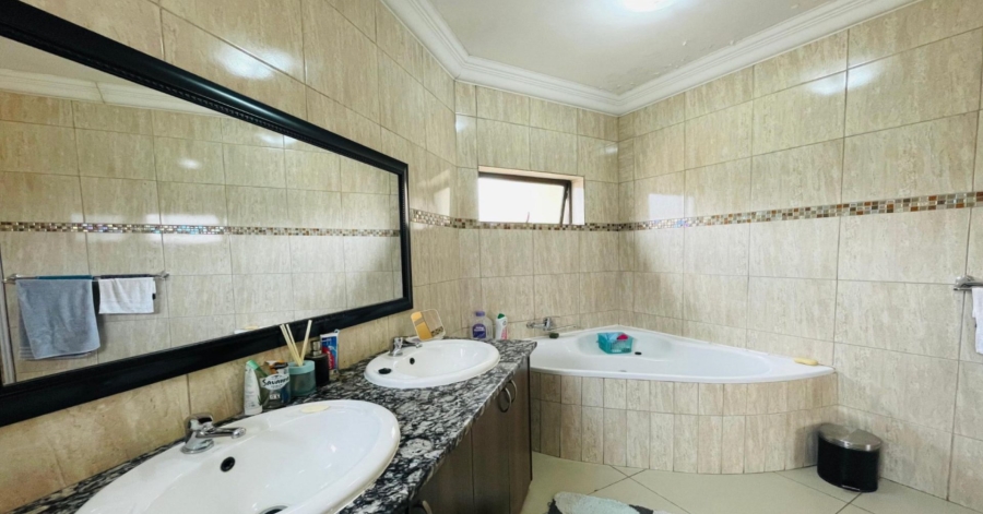 4 Bedroom Property for Sale in Crescent Wood Country Estate Gauteng
