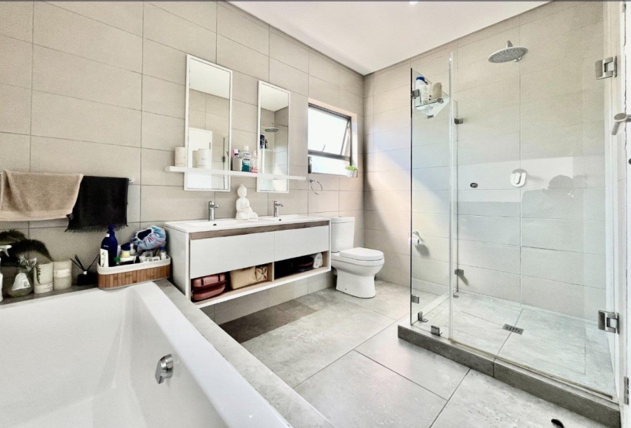  Bedroom Property for Sale in Crowthorne AH Gauteng