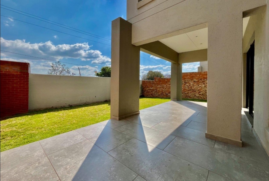  Bedroom Property for Sale in Crowthorne AH Gauteng