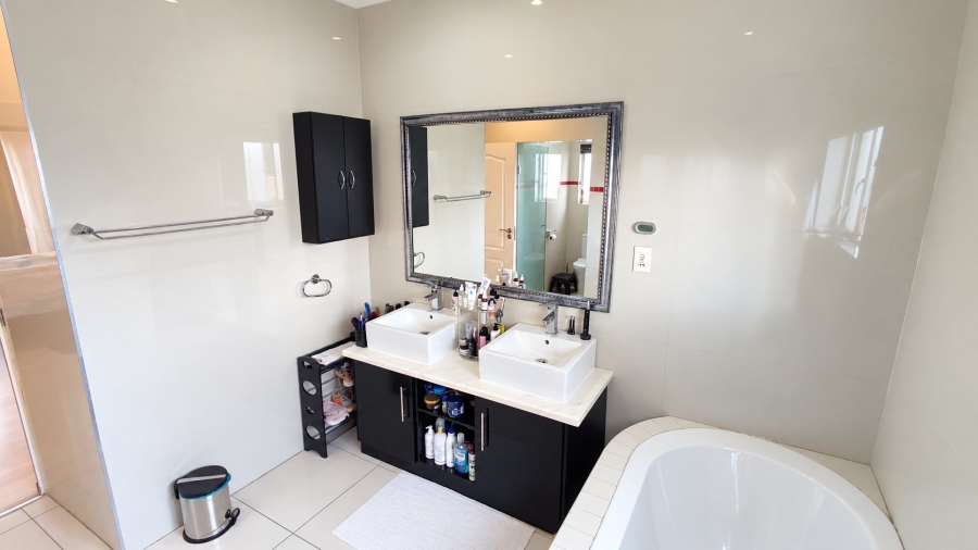 3 Bedroom Property for Sale in Amberfield Gauteng