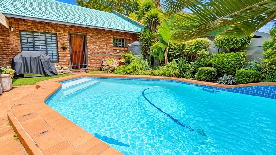 4 Bedroom Property for Sale in Rooihuiskraal North Gauteng