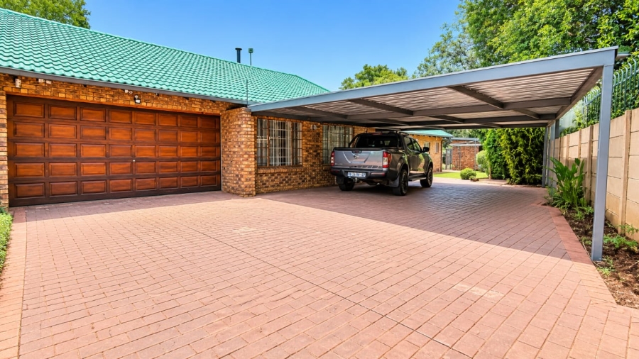 4 Bedroom Property for Sale in Rooihuiskraal North Gauteng