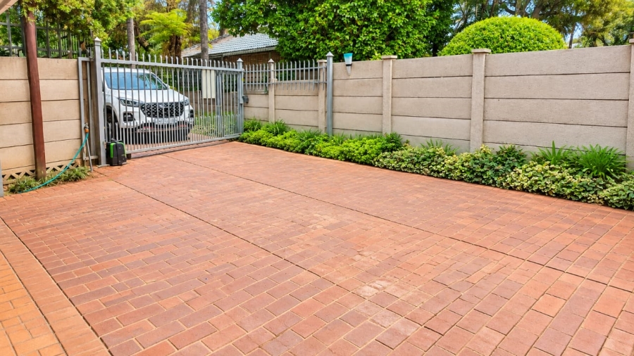 4 Bedroom Property for Sale in Rooihuiskraal North Gauteng