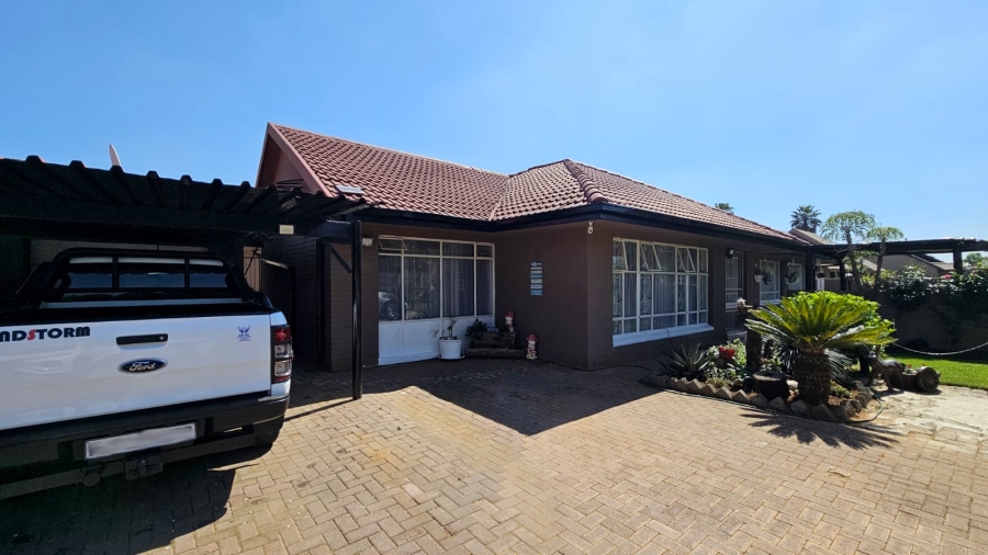 4 Bedroom Property for Sale in Three Rivers Gauteng