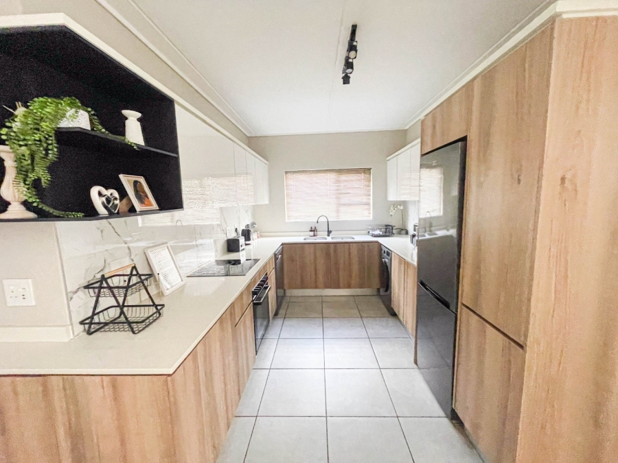 To Let 3 Bedroom Property for Rent in Waterfall Gauteng