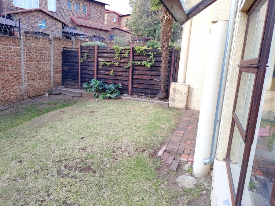 To Let 2 Bedroom Property for Rent in Ridgeway Gauteng