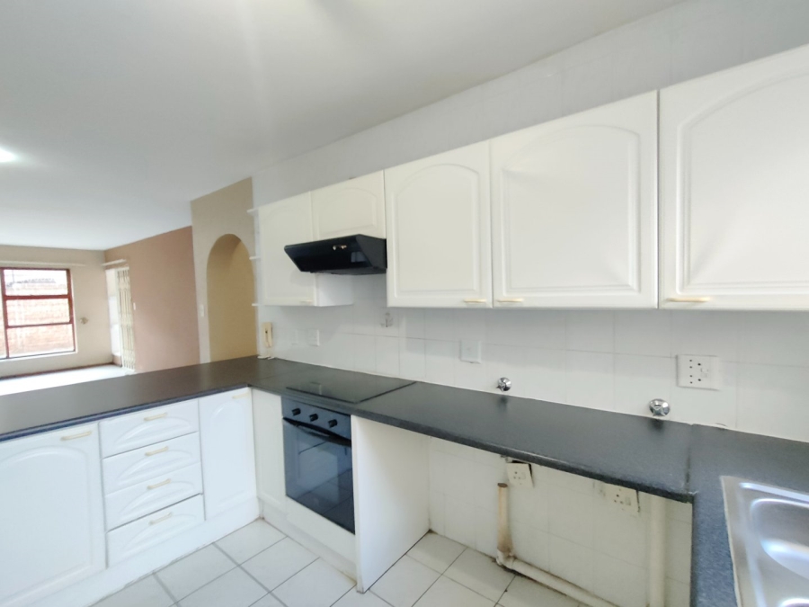 To Let 2 Bedroom Property for Rent in Ridgeway Gauteng