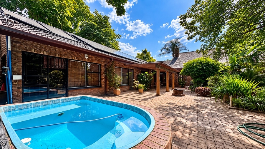 Commercial Property for Sale in Blue Hills AH Gauteng