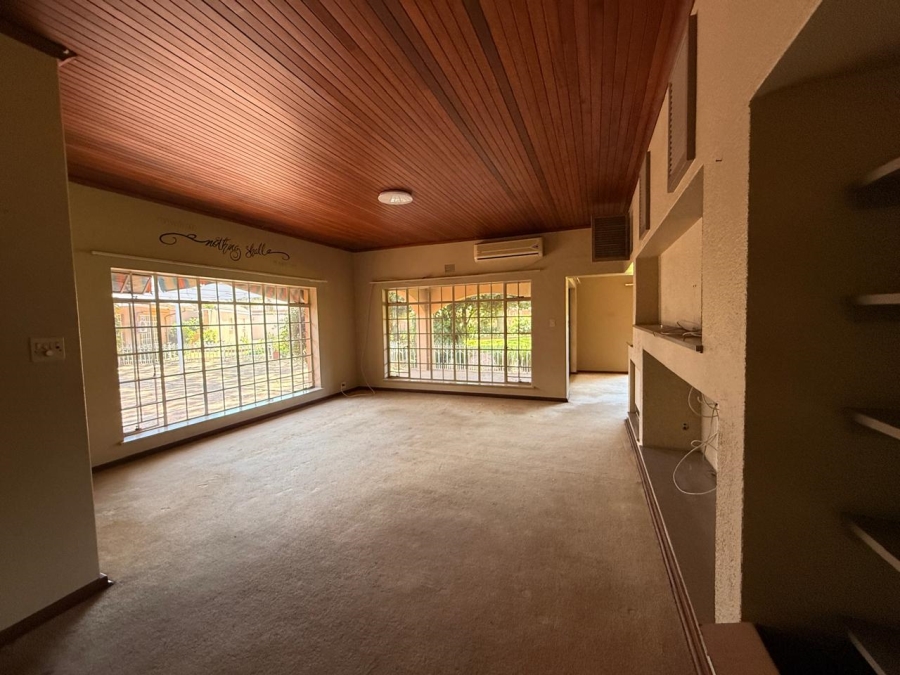 5 Bedroom Property for Sale in Lakefield Gauteng