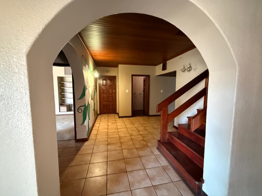 5 Bedroom Property for Sale in Lakefield Gauteng
