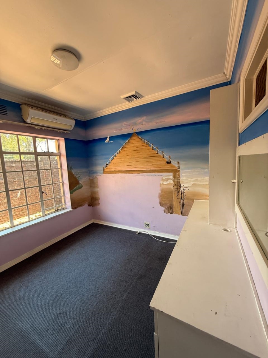 5 Bedroom Property for Sale in Lakefield Gauteng