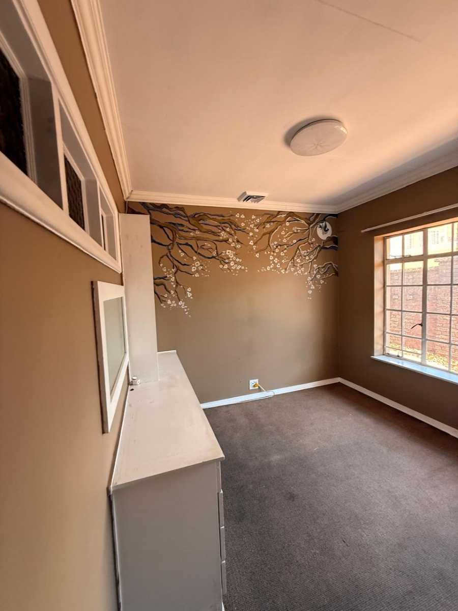 5 Bedroom Property for Sale in Lakefield Gauteng
