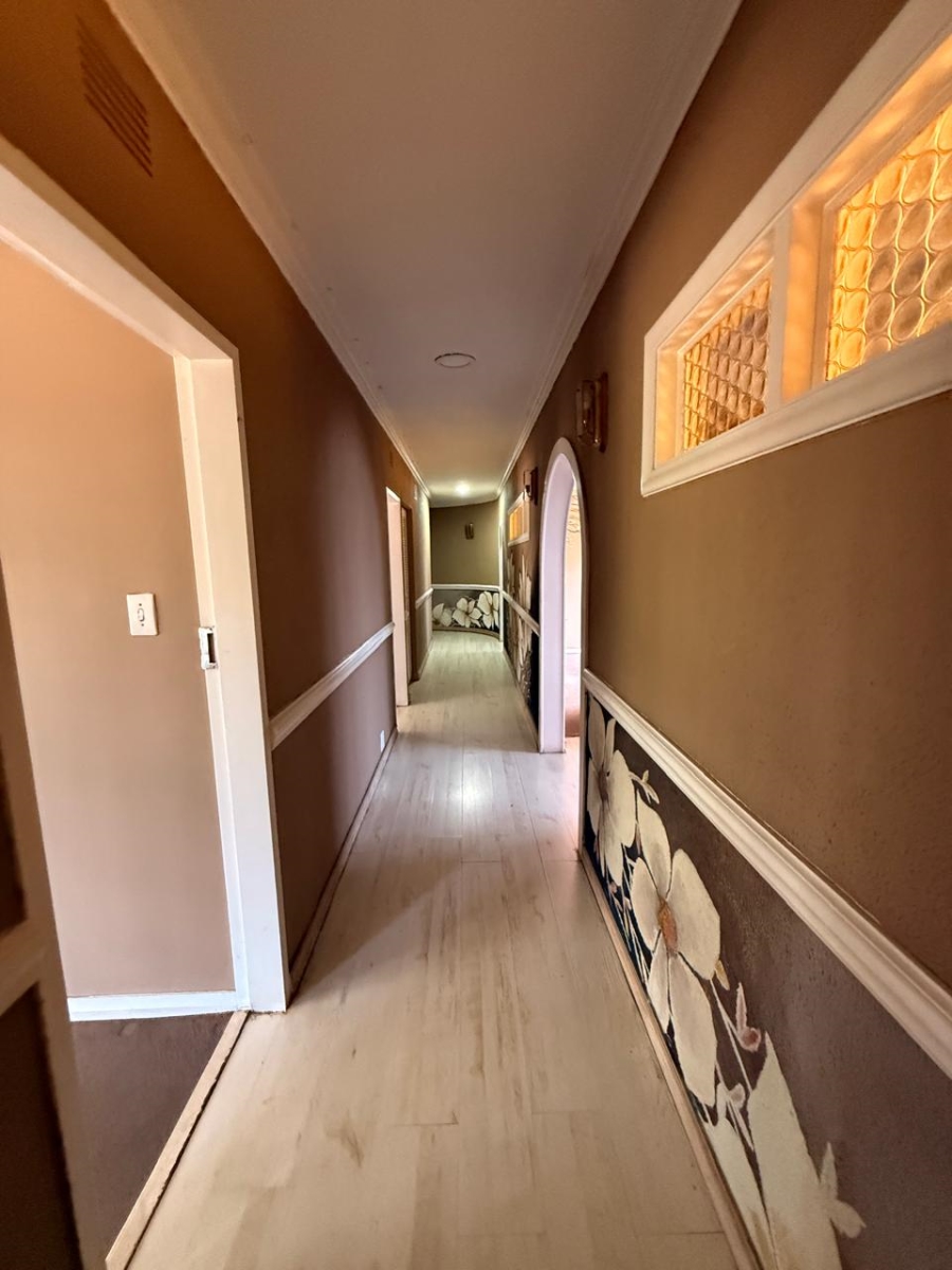 5 Bedroom Property for Sale in Lakefield Gauteng