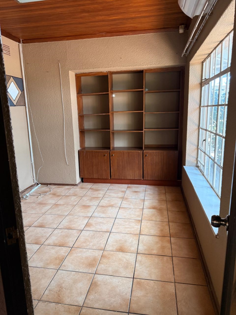 5 Bedroom Property for Sale in Lakefield Gauteng