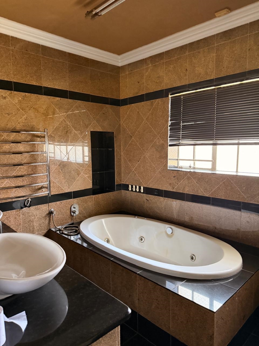 5 Bedroom Property for Sale in Lakefield Gauteng