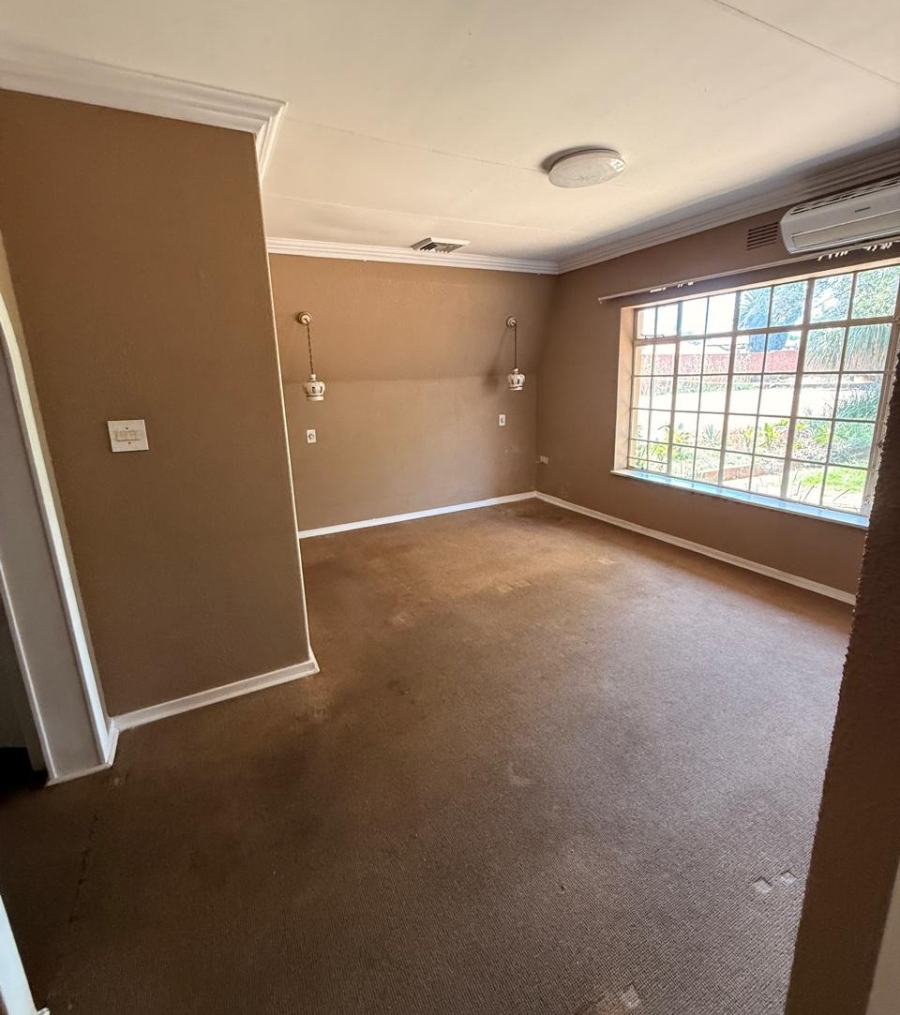 5 Bedroom Property for Sale in Lakefield Gauteng