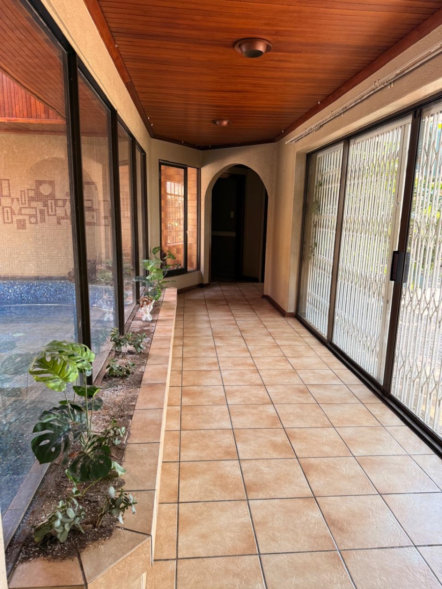 5 Bedroom Property for Sale in Lakefield Gauteng