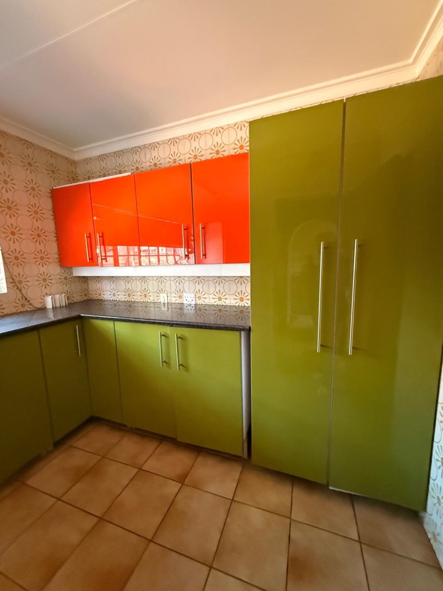 5 Bedroom Property for Sale in Lakefield Gauteng