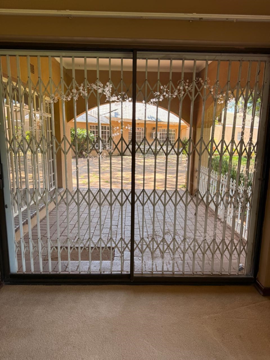 5 Bedroom Property for Sale in Lakefield Gauteng
