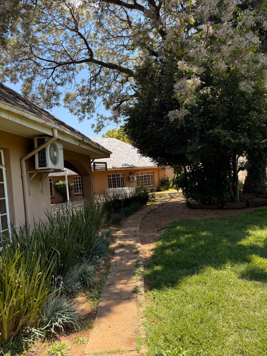 5 Bedroom Property for Sale in Lakefield Gauteng