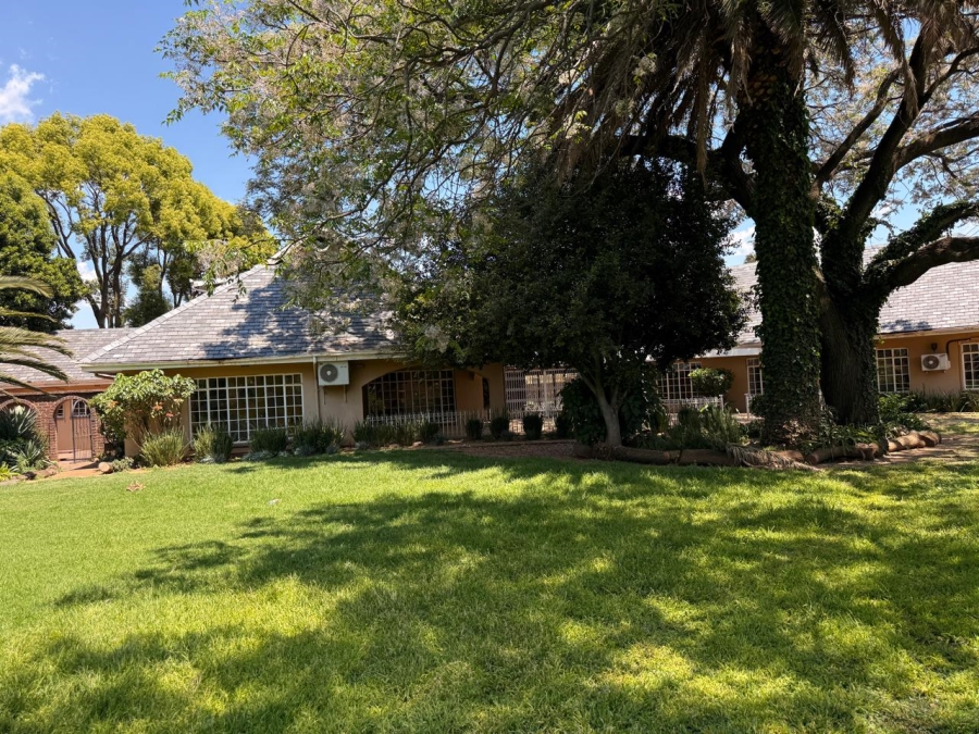 5 Bedroom Property for Sale in Lakefield Gauteng