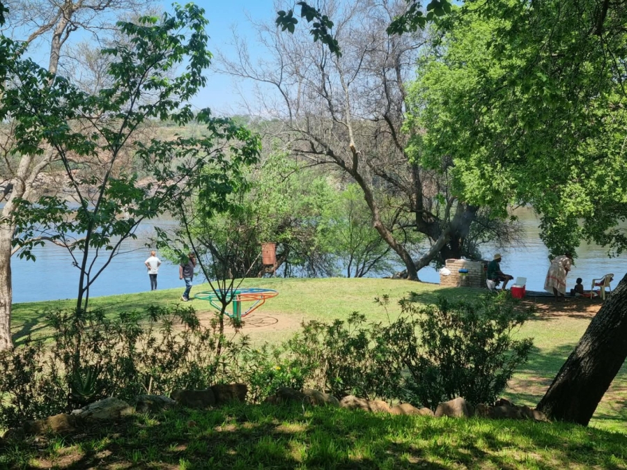  Bedroom Property for Sale in Vaaloewer Gauteng