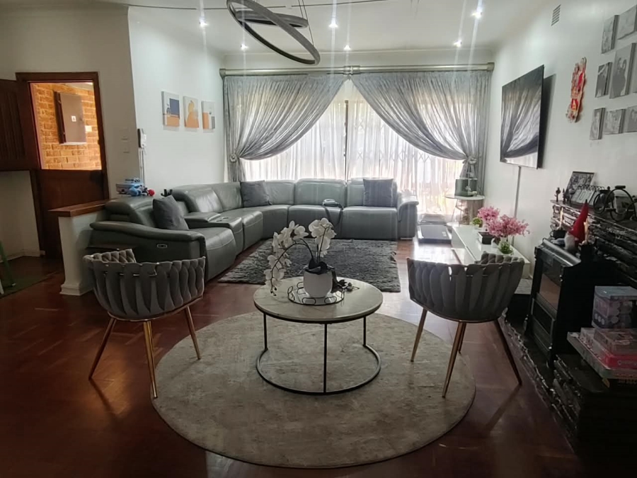 To Let 4 Bedroom Property for Rent in Farrarmere Gauteng