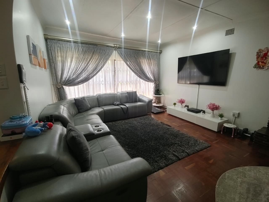 To Let 4 Bedroom Property for Rent in Farrarmere Gauteng
