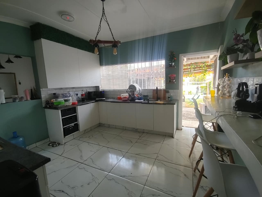 To Let 4 Bedroom Property for Rent in Farrarmere Gauteng