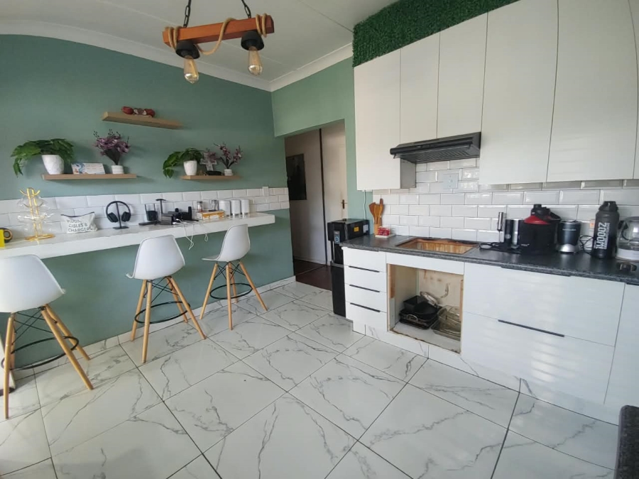 To Let 4 Bedroom Property for Rent in Farrarmere Gauteng