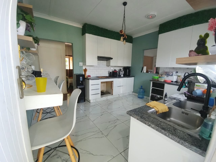 To Let 4 Bedroom Property for Rent in Farrarmere Gauteng