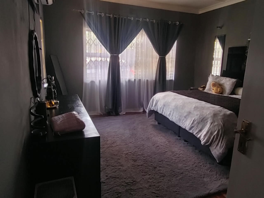 To Let 4 Bedroom Property for Rent in Farrarmere Gauteng