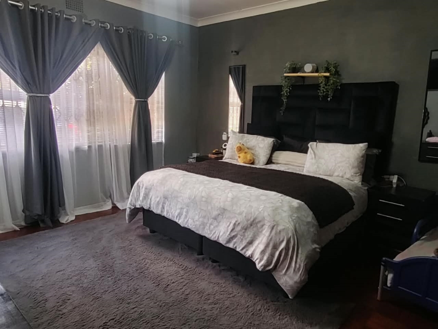 To Let 4 Bedroom Property for Rent in Farrarmere Gauteng