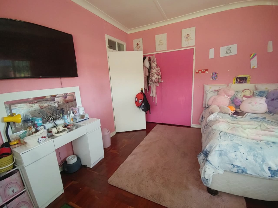 To Let 4 Bedroom Property for Rent in Farrarmere Gauteng