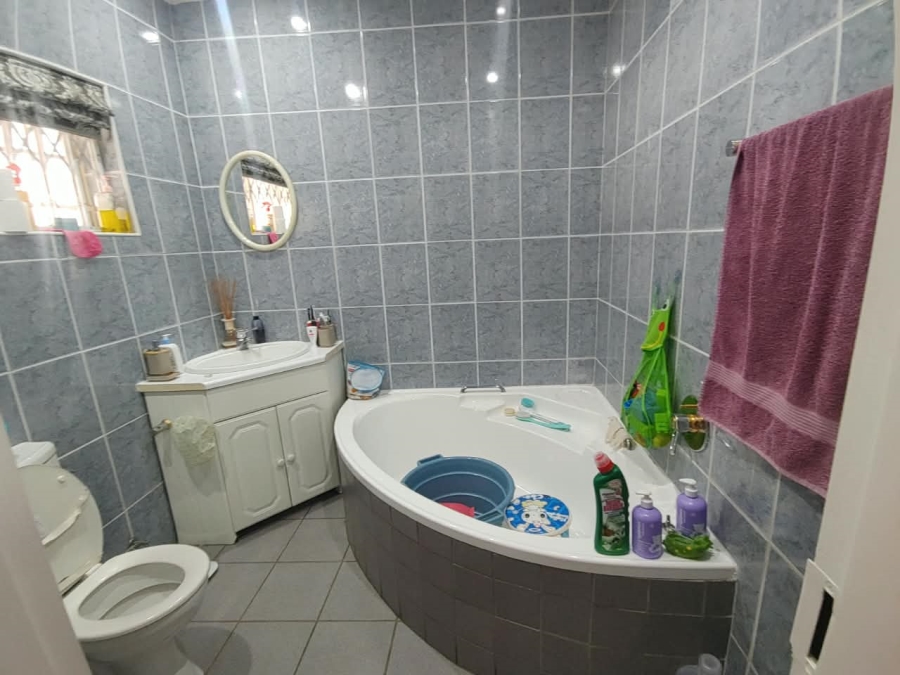 To Let 4 Bedroom Property for Rent in Farrarmere Gauteng