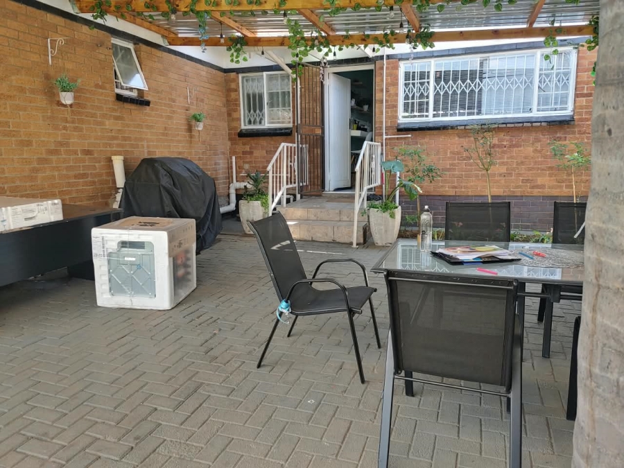 To Let 4 Bedroom Property for Rent in Farrarmere Gauteng