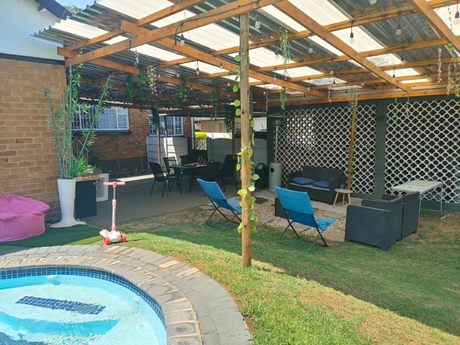 To Let 4 Bedroom Property for Rent in Farrarmere Gauteng
