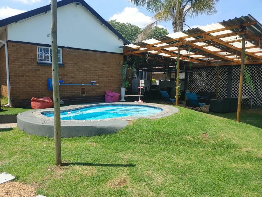 To Let 4 Bedroom Property for Rent in Farrarmere Gauteng