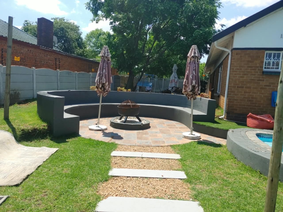 To Let 4 Bedroom Property for Rent in Farrarmere Gauteng