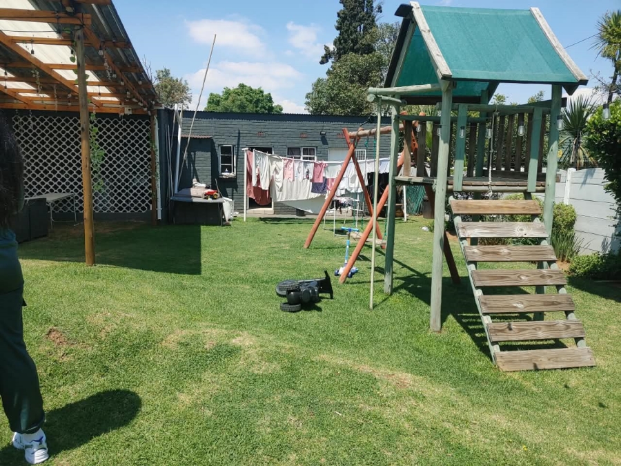 To Let 4 Bedroom Property for Rent in Farrarmere Gauteng