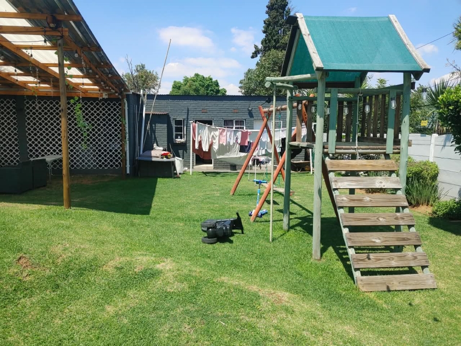 To Let 4 Bedroom Property for Rent in Farrarmere Gauteng
